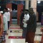 Cegah corona, shalat tarawih di Lamongan, Jawa Timur, digelar dengan mengatur shaf berjauhan. (Makhrus/SJ Foto) 