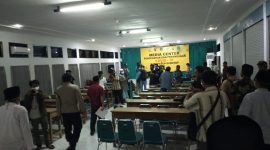 Bupati Sumenep Abuya Busyro Karim didampingi Kapolres Sumenep AKBP Deddy Supriadi memberikan keterangan pers, Jumat malam, 24/04/2020. (Foto istimewa) 