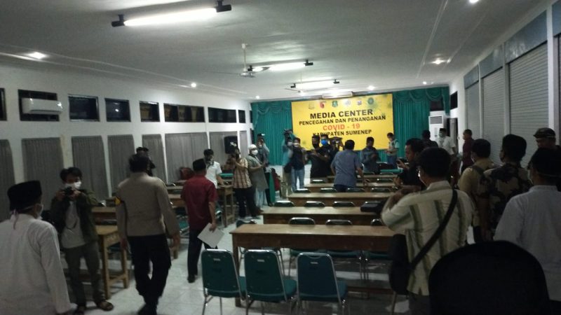 Bupati Sumenep Abuya Busyro Karim didampingi Kapolres Sumenep AKBP Deddy Supriadi memberikan keterangan pers, Jumat malam, 24/04/2020. (Foto istimewa) 