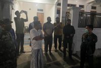 Warga Perumahan Bumi Sumekar lakukan penyemprotan disenfektan, Jumat malam, 24/04/2020. (mg2/SJ Foto) 