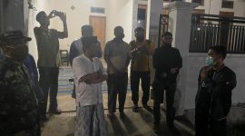 Warga Perumahan Bumi Sumekar lakukan penyemprotan disenfektan, Jumat malam, 24/04/2020. (mg2/SJ Foto) 