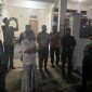 Warga Perumahan Bumi Sumekar lakukan penyemprotan disenfektan, Jumat malam, 24/04/2020. (mg2/SJ Foto) 