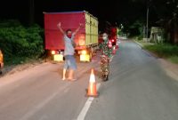 Anggota Kodim Sumenep berjaga di pintu masuk Kabupaten Sumenep untuk memeriksa kesehatan warga beberapa waktu lalu untuk mencegah penyebaran covid-19.(Dok.seputarjatim.com)