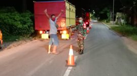 Anggota Kodim Sumenep berjaga di pintu masuk Kabupaten Sumenep untuk memeriksa kesehatan warga beberapa waktu lalu untuk mencegah penyebaran covid-19.(Dok.seputarjatim.com)