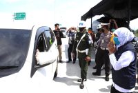 Sudah sebanyak 1.170 kendaraan luar Jawa Timur yang diminta untuk putar balik sejak tanggal 24 April 2020 hingga Minggu (26/4) di delapan titik check point. (Fahmi/SJ Foto) 