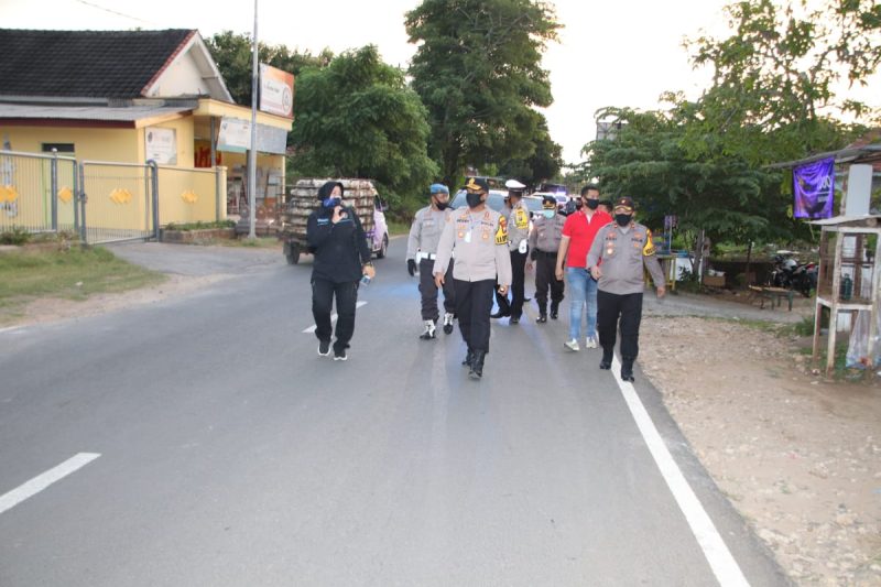 Kapolres Sumenep AKBP Deddy Supriadi sidak Pos Pantau Covid-19 di Kecamatan Pasongsongan, Sumenep, Jatim, Selasa, 28/04/2020. (*/SJ Foto) 