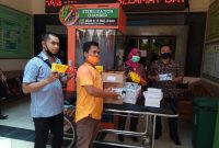 Dukung petugas medis hadapi pandemi corona, MH Said Abdullah berikan ribuan masker dan multivitamin ke RSUD dr. Mohammad Anwar Sumenep, Sabtu, 11/04/2020. (Didik/SJ Foto) 