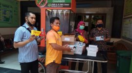 Dukung petugas medis hadapi pandemi corona, MH Said Abdullah berikan ribuan masker dan multivitamin ke RSUD dr. Mohammad Anwar Sumenep, Sabtu, 11/04/2020. (Didik/SJ Foto) 