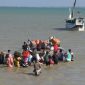 Warga Pulau Giliraja harus jalan di laut menuju perahu saat akan mudik ke kampung halaman. (Didik/SJ Foto/dok) 