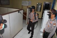 Penyemprotan disinfektan dilakukan di Polres Sumenep, Sabtu, 02/04/2020. (Foto istimewa)