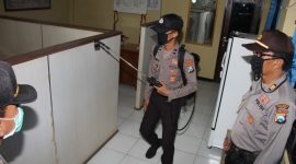 Penyemprotan disinfektan dilakukan di Polres Sumenep, Sabtu, 02/04/2020. (Foto istimewa) 