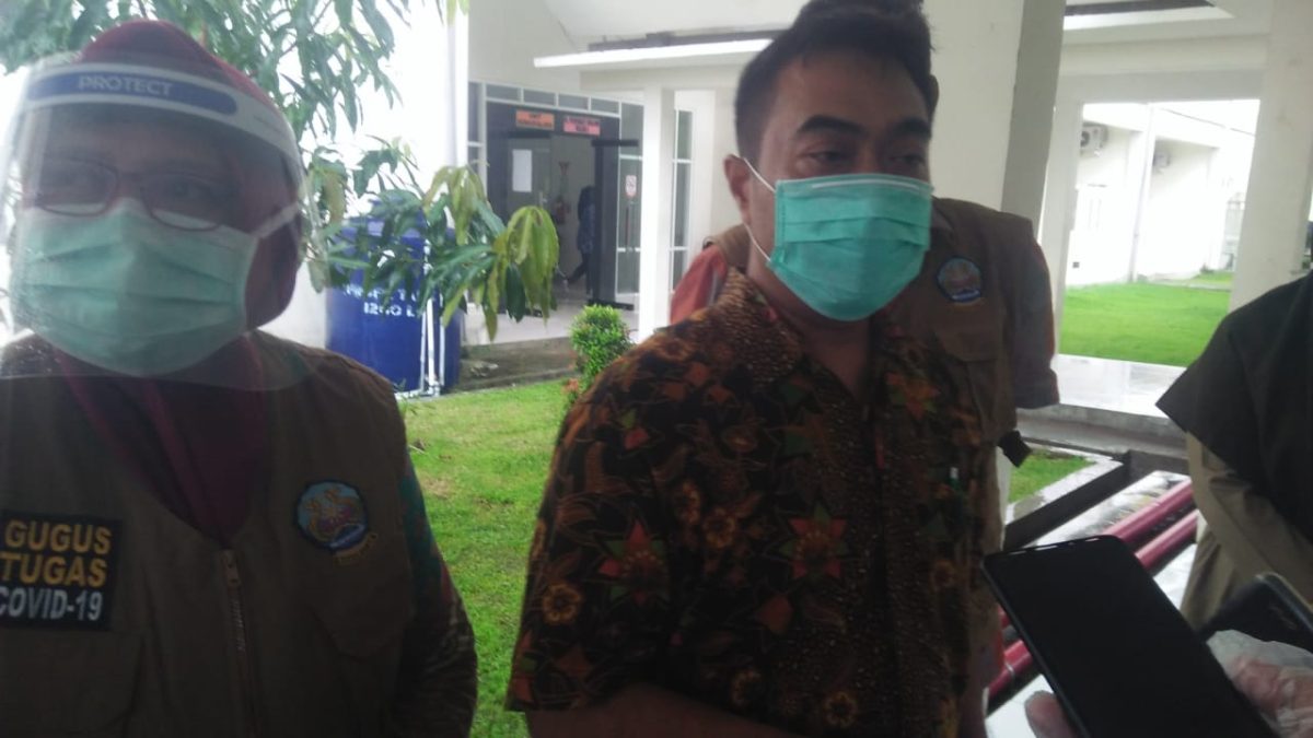 dr. Catur Budi, Jubir Gugus Tugas Covid-19 Bangkalan memberikan keterangan pers, Sabtu, 02/04/2020. (Abd/SJ Foto)