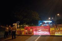 Cegah corona, Polres Bangkalan berlakukan buka tutup jembatan suramadu. (Abd/SJ Foto) 