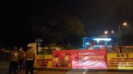 Cegah corona, Polres Bangkalan berlakukan buka tutup jembatan suramadu. (Abd/SJ Foto) 