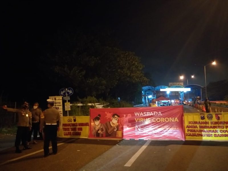Cegah corona, Polres Bangkalan berlakukan buka tutup jembatan suramadu. (Abd/SJ Foto) 