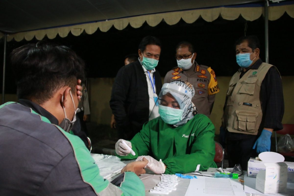 Menekan penyebaran Covid-19 di wilayah Sidoarjo, Gugus Tugas Covid-19 gencar melakukan razia jam malam mulai pukul 21.00 – 04.00 wib. (Fahmi/SJ Foto)