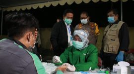 Menekan penyebaran Covid-19 di wilayah Sidoarjo, Gugus Tugas Covid-19 gencar melakukan razia jam malam mulai pukul 21.00 – 04.00 wib. (Fahmi/SJ Foto) 