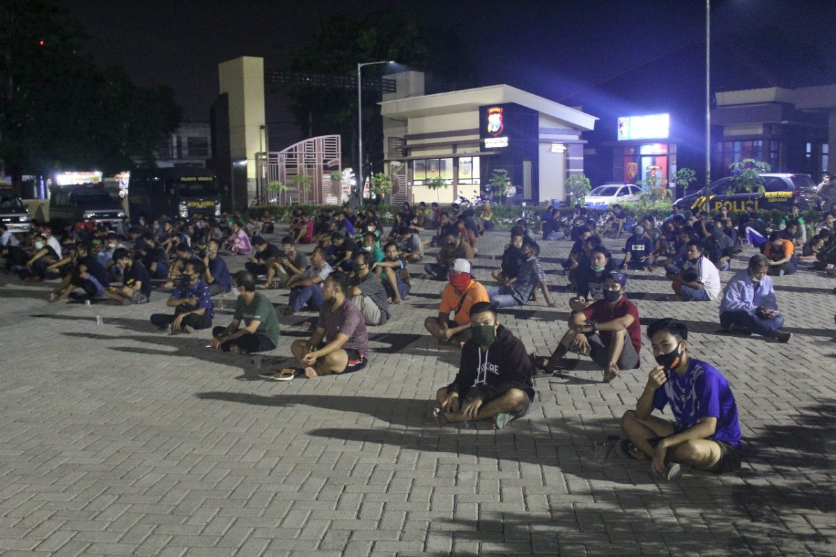 melanggar jam malam PSBB, 250 warga Sidoarjo diamankan di halaman Polresta Sidoarjo, Rabu dini hari, 06/04/2020. (Fahmi/SJ Foto)