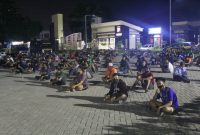 melanggar jam malam PSBB, 250 warga Sidoarjo diamankan di halaman Polresta Sidoarjo, Rabu dini hari, 06/04/2020. (Fahmi/SJ Foto)