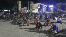 melanggar jam malam PSBB, 250 warga Sidoarjo diamankan di halaman Polresta Sidoarjo, Rabu dini hari, 06/04/2020. (Fahmi/SJ Foto) 