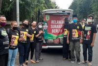 Pembagian masker dan takjil gratis digelar di wilayah Rungkut, Surabaya, Kamis, 14/05/2020. (Mahrus/ SJ Foto)
