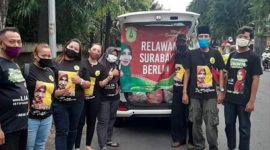 Pembagian masker dan takjil gratis digelar di wilayah Rungkut, Surabaya, Kamis, 14/05/2020. (Mahrus/ SJ Foto)
