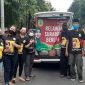 Pembagian masker dan takjil gratis digelar di wilayah Rungkut, Surabaya, Kamis, 14/05/2020. (Mahrus/ SJ Foto)