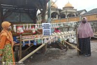 Gerakan berbagi sembako ala warga Bumiayu, Batu, Jawa Timur, untuk saling berbagi di tengah pandemi covid-19. (SJ Foto)