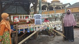 Gerakan berbagi sembako ala warga Bumiayu, Batu, Jawa Timur, untuk saling berbagi di tengah pandemi covid-19. (SJ Foto)