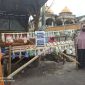 Gerakan berbagi sembako ala warga Bumiayu, Batu, Jawa Timur, untuk saling berbagi di tengah pandemi covid-19. (SJ Foto)