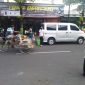 Dewi Sri, owner toko Dewi Sri berikan bungkus takjil kepada tukang becak yang melintas. (Mg1/SJ Foto)