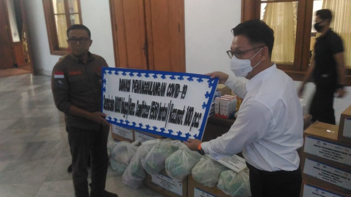 Komunitas Shipping Surabaya berikan bantuan peduli covid-19 kepada Pemerintah Provinsi Jawa Timur, Selasa, 09/06/2020. (Yudha/SJ Foto)