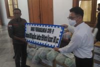 Komunitas Shipping Surabaya berikan bantuan peduli covid-19 kepada Pemerintah Provinsi Jawa Timur, Selasa, 09/06/2020. (Yudha/SJ Foto)