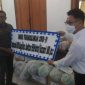 Komunitas Shipping Surabaya berikan bantuan peduli covid-19 kepada Pemerintah Provinsi Jawa Timur, Selasa, 09/06/2020. (Yudha/SJ Foto)