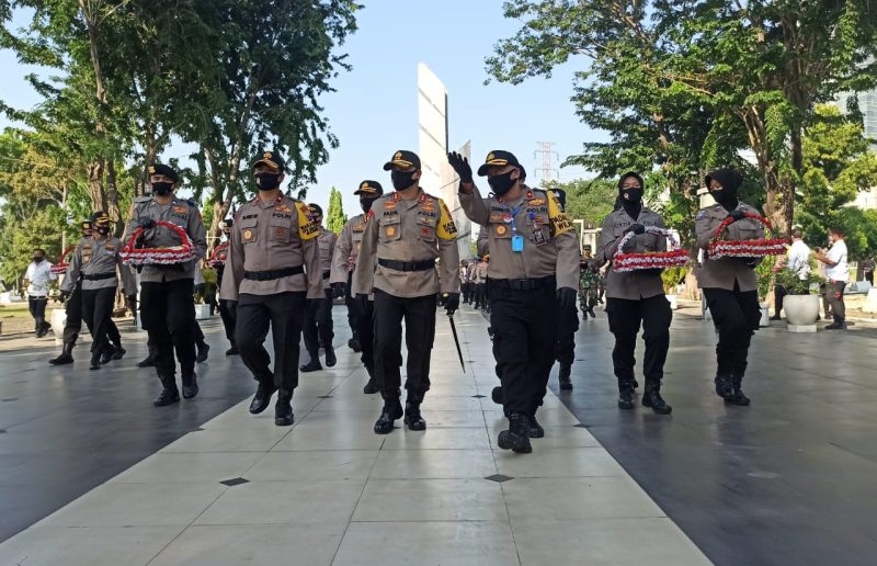 Peringati Hari Bhayangkara ke-74, Kapolda Jatim ziarah Taman Makam Pahlawan di Surabaya, Senin, 29/06/2020. (Yudha/SJ Foto)