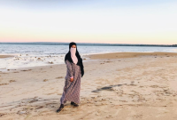 Wisatawan sedang bersantai di Pantai Keris, Sumenep, Jawa Timur. (Foto Istimewa)