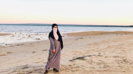 Wisatawan sedang bersantai di Pantai Keris, Sumenep, Jawa Timur. (Foto Istimewa)