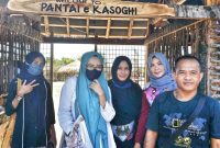 Pengunjung berpose di Pantai Ekasoghi, di Desa Tanjung, Kecamatan Saronggi, Sumenep, Jawa Timur. (Foto Istimewa)