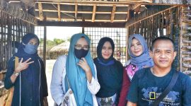 Pengunjung berpose di Pantai Ekasoghi, di Desa Tanjung, Kecamatan Saronggi, Sumenep, Jawa Timur. (Foto Istimewa)
