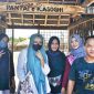 Pengunjung berpose di Pantai Ekasoghi, di Desa Tanjung, Kecamatan Saronggi, Sumenep, Jawa Timur. (Foto Istimewa)