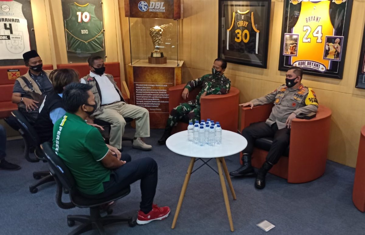 Kapolda Jatim Gandeng Bonek dan dr. Tirta Hijaukan Surabaya Dari Pandemi Covid-19. (Yudha/SJ Foto)
