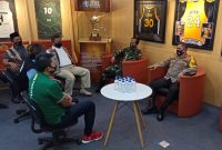 Kapolda Jatim Gandeng Bonek dan dr. Tirta Hijaukan Surabaya Dari Pandemi Covid-19. (Yudha/SJ Foto)