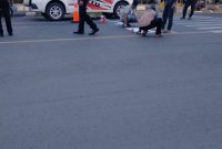 Petugas menggambar titik standby pengendara saat menunggu di lampu merah, Rabu, 15/07/2020. (Mg3/SJ Foto)