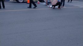 Petugas menggambar titik standby pengendara saat menunggu di lampu merah, Rabu, 15/07/2020. (Mg3/SJ Foto)