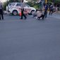 Petugas menggambar titik standby pengendara saat menunggu di lampu merah, Rabu, 15/07/2020. (Mg3/SJ Foto)