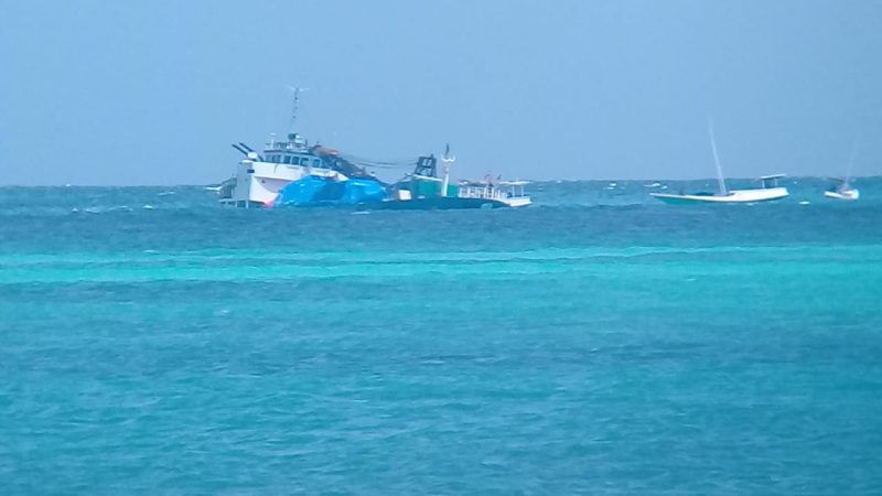 Dihempas ombak, KM DJO 03 kandas di Perairan Masalembu. (Mg 2/SJ Foto)