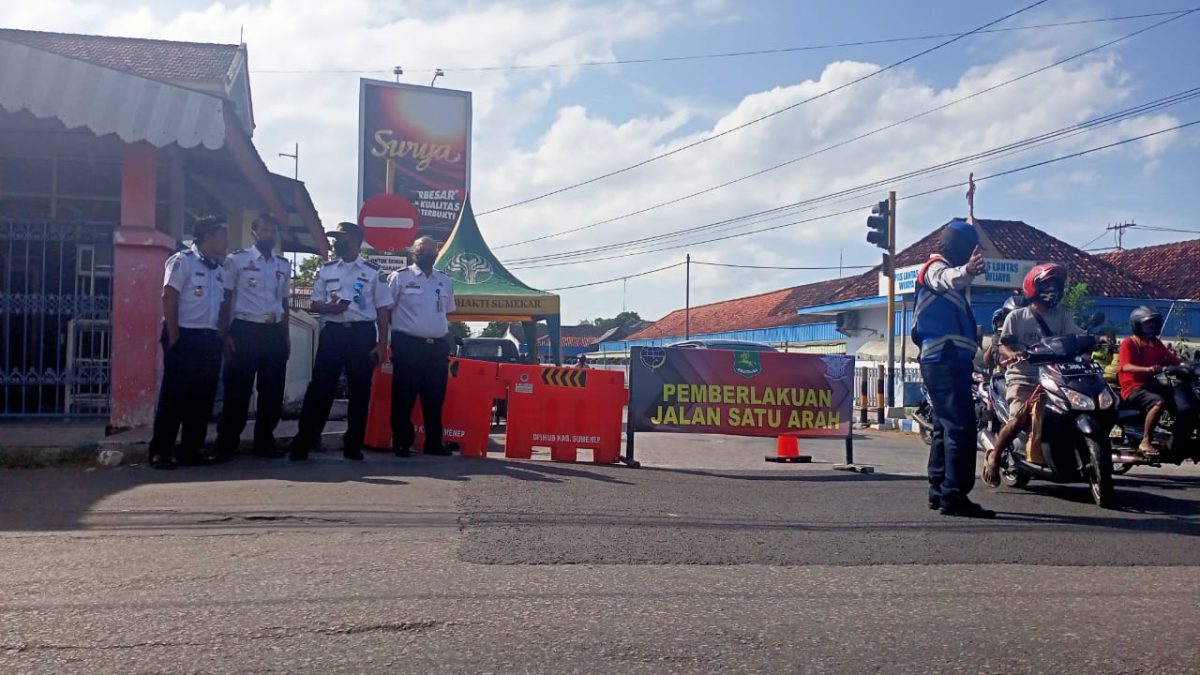Pemberlakuan jalan satu arah diterapkan di Jl Seludang dan Jl Dr. Cipto, Kota Sumenep, Senin, 26/07/2020. (Didik/SJ Foto)