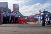 Pemberlakuan jalan satu arah diterapkan di Jl Seludang dan Jl Dr. Cipto, Kota Sumenep, Senin, 26/07/2020. (Didik/SJ Foto)