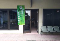 Banner waspada covid-19 dipasang di pintu masuk press room DPRD Sumenep. (mg2/SJ Foto)