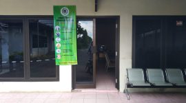 Banner waspada covid-19 dipasang di pintu masuk press room DPRD Sumenep. (mg2/SJ Foto)